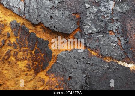Nahtextur verbrannter, gerissener Oberflächen aus Kunststoffen Stockfoto