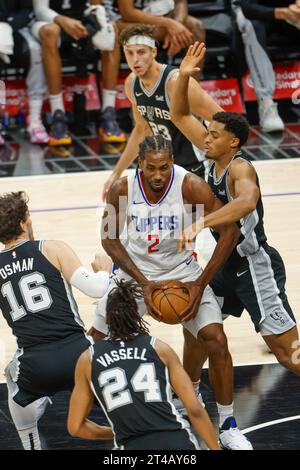 Los Angeles, Kalifornien, USA. Oktober 2023. Kawhi Leonard #2 der Los Angeles Clippers spielt bei einem NBA-Basketballspiel in der Crypto.com Arena in Los Angeles am 29. Oktober 2023 gegen die San Antonio Spurs. (Kreditbild: © Ringo Chiu/ZUMA Press Wire) NUR REDAKTIONELLE VERWENDUNG! Nicht für kommerzielle ZWECKE! Quelle: ZUMA Press, Inc./Alamy Live News Stockfoto