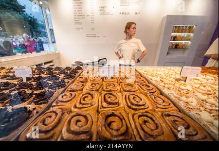 Stuttgart, Deutschland. Oktober 2023. Im neu eröffneten Cinnamood Store in der Stuttgarter Innenstadt können verschiedene Zimtbrötchen gekauft werden. Das Cinnamon Bun Start-up hat auch Niederlassungen in Berlin, München und Köln. Quelle: Christoph Schmidt/dpa/Alamy Live News Stockfoto