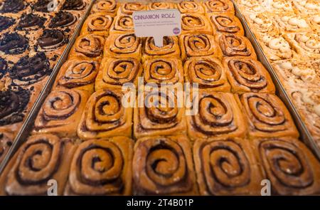 Stuttgart, Deutschland. Oktober 2023. Zimtbrötchen sind im neu eröffneten Cinnamood Store in der Stuttgarter Innenstadt erhältlich. Das Cinnamon Bun Start-up hat auch Niederlassungen in Berlin, München und Köln. Quelle: Christoph Schmidt/dpa/Alamy Live News Stockfoto