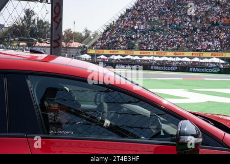 Großer Preis Von Mexiko-Stadt, Mexiko. Oktober 2023. Ein Sicherheitswagen für Dr. J Kempema wartet vor Beginn des Rennens am Rande der Strecke. Quelle: Lexie Harrison-Cripps/Alamy Live News Stockfoto