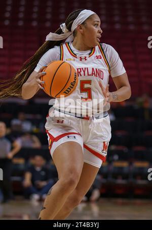 College Park, USA. Oktober 2023. COLLEGE PARK, MD - 29. OKTOBER: Maryland Terrapins Stürmer Brinae Alexander (5) über den Angriff während eines Basketballspiels zwischen den Maryland Terrapins und den East Carolina Pirates am 29. Oktober 2023 im Xfinity Center im College Park. Maryland. (Foto: Tony Quinn/SipaUSA) Credit: SIPA USA/Alamy Live News Stockfoto