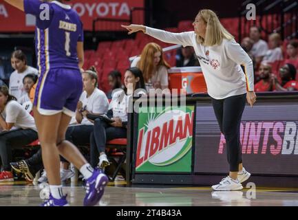 College Park, USA. Oktober 2023. COLLEGE PARK, MD - 29. OKTOBER: Die Maryland-Trainerin Brenda Frese führt am 29. Oktober 2023 im Xfinity Center in College Park ein Basketballspiel zwischen den Maryland Terrapins und den East Carolina Pirates. Maryland. (Foto: Tony Quinn/SipaUSA) Credit: SIPA USA/Alamy Live News Stockfoto