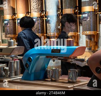 Shop mit verschiedenen frisch gemahlenen Tee, Hongkong, China. Stockfoto