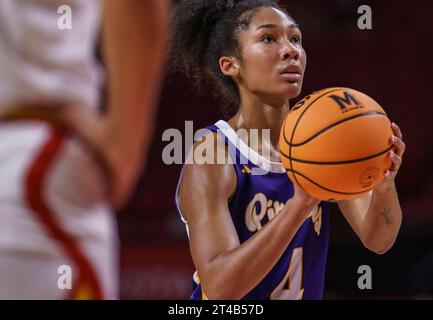 College Park, USA. Oktober 2023. COLLEGE PARK, MD - 29. OKTOBER: Die East Carolina Pirates schützen Synia Johnson (4) an der Freiwurflinie während eines Basketballspiels zwischen den Maryland Terrapins und den East Carolina Pirates am 29. Oktober 2023 im Xfinity Center im College Park. Maryland. (Foto: Tony Quinn/SipaUSA) Credit: SIPA USA/Alamy Live News Stockfoto