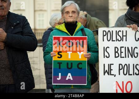 Warschau, Polen. Oktober 2023. Mehrere Dutzend Menschen werden am 29. Oktober 2023 bei einer regierungsfeindlichen Kundgebung vor dem Präsidentenpalast in Warschau, Polen, gesehen. Die Demonstranten werfen der von Gesetz und Justiz geführten Regierung vor, ihre Befugnisse zu überschreiten und die Demokratie zurückzudrängen. (Foto: Jaap Arriens/SIPA USA) Credit: SIPA USA/Alamy Live News Stockfoto