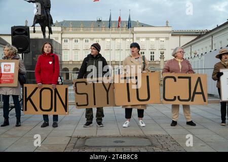 Warschau, Polen. Oktober 2023. Mehrere Dutzend Menschen werden am 29. Oktober 2023 bei einer regierungsfeindlichen Kundgebung vor dem Präsidentenpalast in Warschau, Polen, gesehen. Die Demonstranten werfen der von Gesetz und Justiz geführten Regierung vor, ihre Befugnisse zu überschreiten und die Demokratie zurückzudrängen. (Foto: Jaap Arriens/SIPA USA) Credit: SIPA USA/Alamy Live News Stockfoto