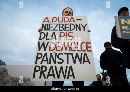 Warschau, Polen. Oktober 2023. Mehrere Dutzend Menschen werden am 29. Oktober 2023 bei einer regierungsfeindlichen Kundgebung vor dem Präsidentenpalast in Warschau, Polen, gesehen. Die Demonstranten werfen der von Gesetz und Justiz geführten Regierung vor, ihre Befugnisse zu überschreiten und die Demokratie zurückzudrängen. (Foto: Jaap Arriens/SIPA USA) Credit: SIPA USA/Alamy Live News Stockfoto