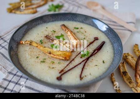 Schüsseln mit leckerer cremiger Pastinaken-Suppe Stockfoto