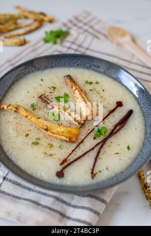 Schüsseln mit leckerer cremiger Pastinaken-Suppe Stockfoto