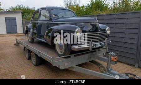 Bordeaux , Frankreich - 10 26 2023 : Peugeot 203 Oldtimer im Retro-Stil auf Autoanhänger Stockfoto