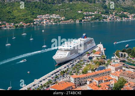 Kotor, Montenegro - 5. September 2022: Das Kreuzfahrtschiff Hapag Lloyd MS Europa 2 legte im Hafen von Kotor Montenegro an. Luftaufnahme. Stockfoto