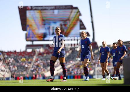 Los Angeles, Kalifornien, USA. Oktober 2023. US-Stürmer LYNN WILLIAMS (6) geht in Richtung technischer Bereich, bevor ein internationales Freundschaftsspiel zwischen den USA und Kolumbien im Snapdragon Stadium in San Diego, Kalifornien, stattfindet. (Kreditbild: © Brenton TSE/ZUMA Press Wire) NUR REDAKTIONELLE VERWENDUNG! Nicht für kommerzielle ZWECKE! Quelle: ZUMA Press, Inc./Alamy Live News Stockfoto