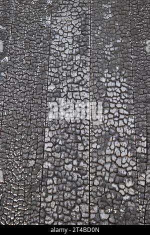 Holz verkohlt gebranntes Holz Textur natürlicher Hintergrund Holzdielen grau schwarz horizontal Stockfoto