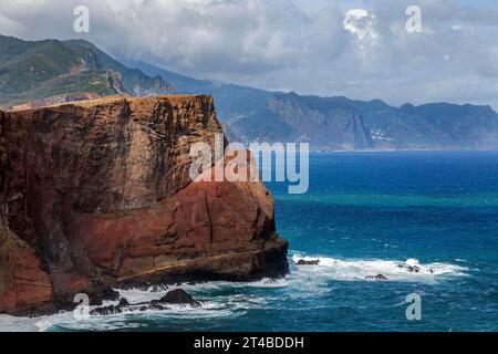 Küstenlandschaft, Klippen und Meer, zerklüftete Küste mit Felsformationen, Ponta de Sao Lourenco, hintere Nordküste, Madeira, Portugal Stockfoto