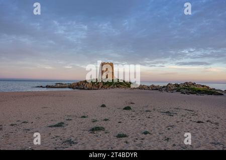 Strand am Torre di Bari Sardo, historischer spanischer Wachturm aus dem 16. Jahrhundert, bei Sonnenuntergang, Bari Sardo, Ogliastra, Sardinien, Italien Stockfoto