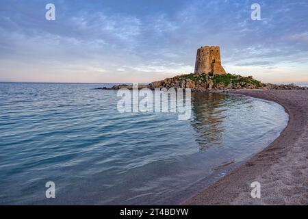 Strand am Torre di Bari Sardo, historischer spanischer Wachturm aus dem 16. Jahrhundert, bei Sonnenuntergang, Bari Sardo, Ogliastra, Sardinien, Italien Stockfoto