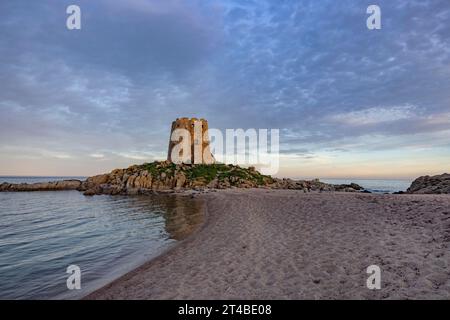 Strand am Torre di Bari Sardo, historischer spanischer Wachturm aus dem 16. Jahrhundert, bei Sonnenuntergang, Bari Sardo, Ogliastra, Sardinien, Italien Stockfoto