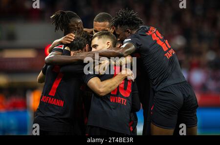 Leverkusen, Deutschland. Oktober 2023. Torjubel: Jonas Hofmann (Leverkusen), Florian Wirtz (Leverkusen), Edmond Tapsoba (Leverkusen) Bayer Leverkusen Stockfoto