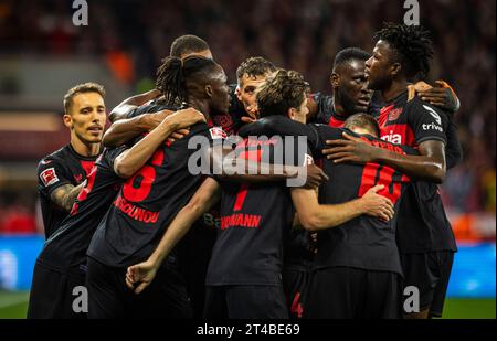 Leverkusen, Deutschland. Oktober 2023. Torjubel: Alejandro Grimaldo (Leverkusen), Odilon Kossounou (Leverkusen) Exequiel Palacios (Leverkusen), Jonas H. Stockfoto