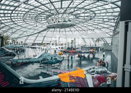 Moderne Glasarchitektur in Redbull Hangar7, Salzburg Airport, Österreich Stockfoto