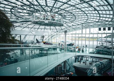 Moderne Glasarchitektur in Redbull Hangar7, Salzburg Airport, Österreich Stockfoto