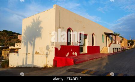 Häuser im Abendlicht, Palmen, Khamma Fuori, Pantelleria, pelagische Inseln, Sizilien, Italien Stockfoto