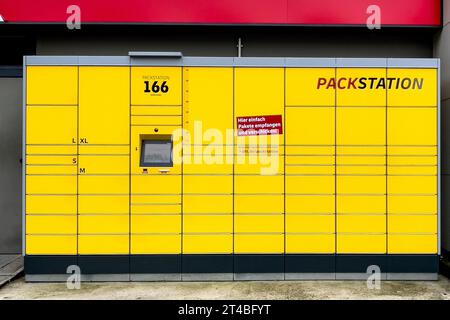 DHL Packstation zur Paketabholung, linkes elektronisches Terminal mit Bildschirm, Essen, Nordrhein-Westfalen, Deutschland Stockfoto