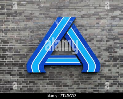 Logo A in Blau ohne Beschriftung an der Wand des Supermarktes der Einzelhandelskette Aldi Nord, Deutschland Stockfoto