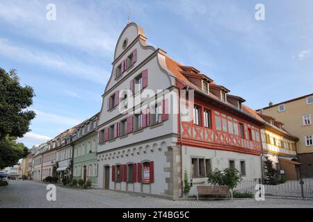 Fachwerkhaus mit Schwanzgiebel und roten Rollläden, Burggasse, Schweinfurt, Unterfranken, Franken, Bayern, Deutschland Stockfoto