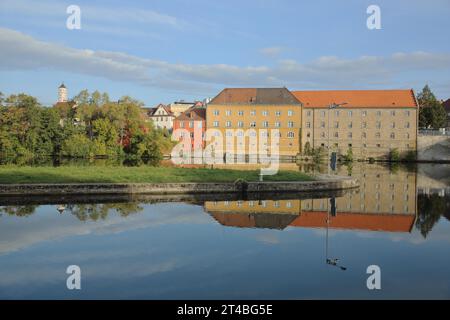 Industriemuseum am Ufer des Mains und Schrottturm, Main, Fluss, Reflexion, Gebäude, Stadtbild, Schweinfurt, Unterfranken, Franken Stockfoto