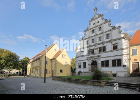 Historisches Renaissance-altes Gymnasium erbaut 1582 mit Schwanzgiebel und evangelischem Dekanat, ehemalige Lateinschule, Martin-Luther-Platz Stockfoto