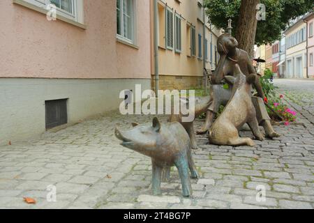 Skulptur Pigherd von Peter Vollert 2003, Bronze, Schweinefigur, Hirte, Bauer, sitzend, Jack, Schweinfurt, Unterfranken, Franken, Bayern Stockfoto