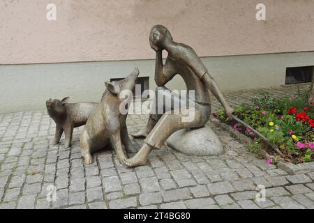 Skulptur Pigherd von Peter Vollert 2003, Bronze, Schweinefigur, Hirte, Bauer, sitzend, Jack, Schweinfurt, Unterfranken, Franken, Bayern Stockfoto