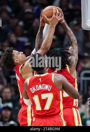 Milwaukee, USA. Oktober 2023. Jalen Johnson (L) von Atlanta Hawks errang eine Rebound während des regulären NBA-Saisonspiels 2023-2024 zwischen Atlanta Hawks und Milwaukee Bucks in Milwaukee, Wisconsin, USA, am 29. Oktober 2023. Quelle: Joel Lerner/Xinhua/Alamy Live News Stockfoto