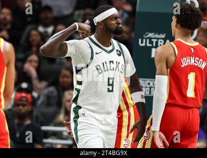 Milwaukee, USA. Oktober 2023. Milwaukee Bucks' Bobby Portis (L) feiert das reguläre NBA-Spiel 2023-2024 zwischen Atlanta Hawks und Milwaukee Bucks in Milwaukee, Wisconsin, USA, am 29. Oktober 2023. Quelle: Joel Lerner/Xinhua/Alamy Live News Stockfoto