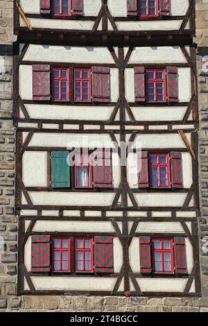 Hauswand des gotischen Schelztors erbaut 1228 mit Rollläden und Fachwerk, Muster, rot, grün, Stadttor, Stadtturm, Detail, Muster Stockfoto