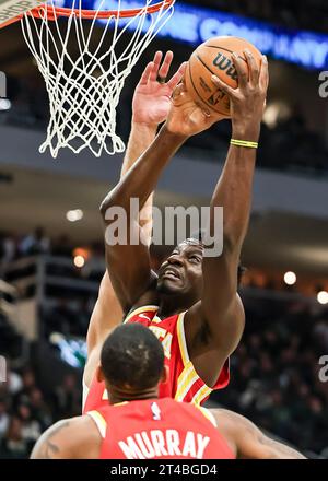 Milwaukee, USA. Oktober 2023. Clint Capela von Atlanta Hawks fährt während des regulären NBA-Saisonspiels 2023-2024 zwischen Atlanta Hawks und Milwaukee Bucks in Milwaukee, Wisconsin, USA, am 29. Oktober 2023 in den Warenkorb. Quelle: Joel Lerner/Xinhua/Alamy Live News Stockfoto