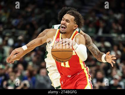 Milwaukee, USA. Oktober 2023. Atlanta Hawks’ Trae Young (Front) dribbelt den Ball während des regulären NBA-Saisonspiels 2023-2024 zwischen Atlanta Hawks und Milwaukee Bucks in Milwaukee, Wisconsin, USA, am 29. Oktober 2023. Quelle: Joel Lerner/Xinhua/Alamy Live News Stockfoto