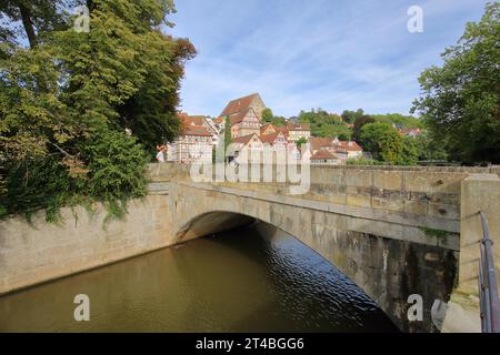 Steinbogenbrücke über den Kocher zur Flussinsel Unterwoehrd und Stadtbild mit Neubau, altes Zeughaus, Schwäbische Halle, Franken Stockfoto