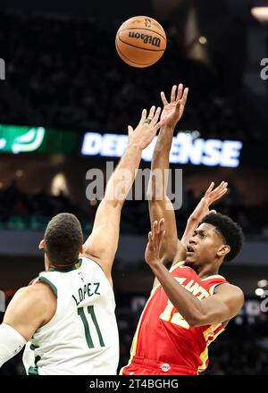 Milwaukee, USA. Oktober 2023. Atlanta Hawks’ de’Andre Hunter (R) schießt am 29. Oktober 2023-2024 im NBA-Spiel zwischen Atlanta Hawks und Milwaukee Bucks in Milwaukee, Wisconsin, USA 2023. Quelle: Joel Lerner/Xinhua/Alamy Live News Stockfoto