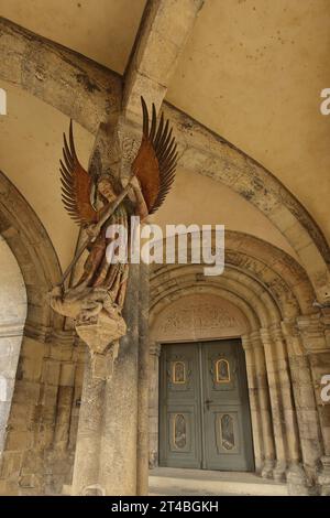 Portal mit Skulptur Erzengel Michael in St. Michael, St. Michaelis Kirche, Kirchentür, Schutzpatron, Engel, Schwäbischer Saal, Franken Stockfoto