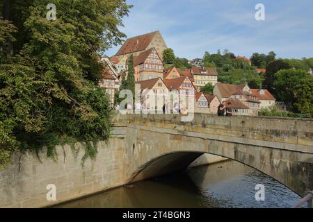 Steinbogenbrücke über den Kocher zur Flussinsel Unterwoehrd und Stadtbild mit Neubau, altes Zeughaus, Fußgängerzone, Schwaebisch Hall Stockfoto