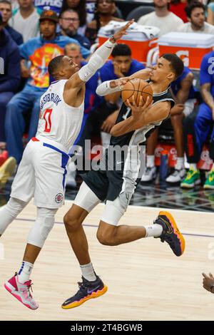 Los Angeles, USA. Oktober 2023. Victor Wembanyama (R) von San Antonio Spurs geht beim regulären NBA-Saisonspiel 2023-2024 zwischen San Antonio und Los Angeles Clippers in Los Angeles, USA, am 29. Oktober 2023 in den Warenkorb. Quelle: Ringo Chiu/Xinhua/Alamy Live News Stockfoto