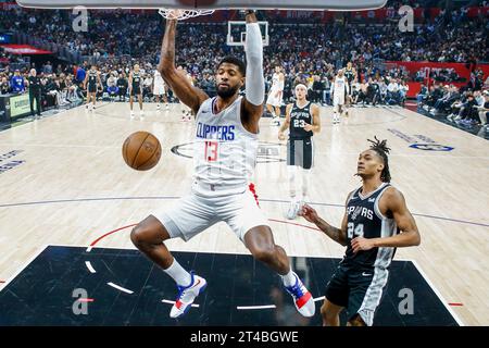 Los Angeles, USA. Oktober 2023. Paul George (C) von Los Angeles Clippers dunks während des regulären NBA-Saisonspiels 2023-2024 zwischen San Antonio und Los Angeles Clippers in Los Angeles, USA, 29. Oktober 2023. Quelle: Ringo Chiu/Xinhua/Alamy Live News Stockfoto