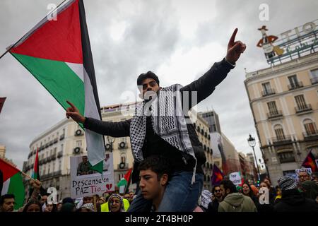 Madrid, Spanien. Oktober 2023. Ein Demonstrant gibt während der Demonstration Gesten. Tausende von Demonstranten nahmen den Protest an diesem Sonntag erneut auf die Straßen Madrids, um Solidarität mit dem palästinensischen Volk zu zeigen. (Foto: David Canales/SOPA Images/SIPA USA) Credit: SIPA USA/Alamy Live News Stockfoto