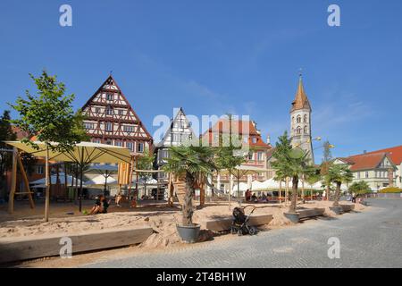 Sandstrand und Kinderspielplatz mit neo-romanischer St. Johanniskirche auf dem Marktplatz, Fachwerkhäuser, Menschen, Schwaebisch Stockfoto