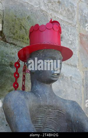 Skulptur die Umarmung von Diane Herzogin von Württemberg 1992, roter Hut, Detail, Kopf, Kopfbedeckung, Hut, Schmuck, fünf-Knopf-Turm, Schwaebisch Stockfoto