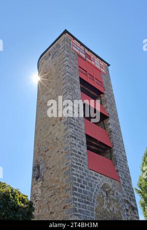 Historischer Königsturm erbaut 1407 mit Hintergrundbeleuchtung, Blick nach oben, Stadtturm, Schwäbisch Gmuend, Baden-Württemberg, Deutschland Stockfoto