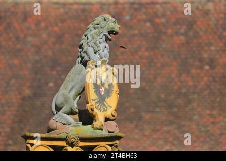 Löwenfigur mit Schild und Doppeladler aus dem Löwenbrunnen, erbaut 1773, Wappen, Zunge, ragend, Mund, offen, freistehend Stockfoto